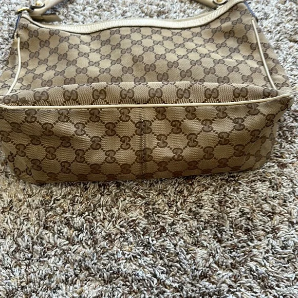 Gucci bag pretty good condition. I love this bag. Very versatile - Picture 3 of 12